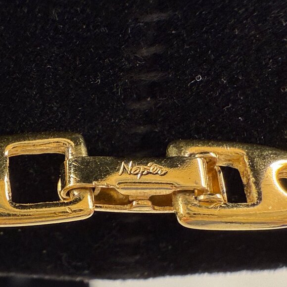 NAPIER Vintage White and Gold Tone Acrylic Necklace - Picture 5 of 7